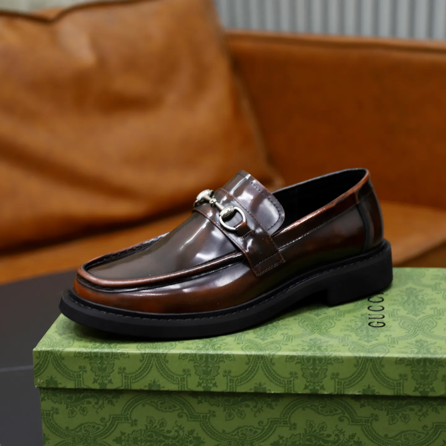 Ex-factory price: 540💰🙅‍♂️🙅‍♂️🙅‍♂️ Brand: GUCCI Standard code: Men's code 38-44 (45 can be customized) Grade: Same style as the official website Original order quality Material: Original cowhide surface Comfortable cowhide lining Original outsole Style category: Men's fashionable casual leather shoes Distinguished big-name luxury elements Top luxury Color: actual picture color